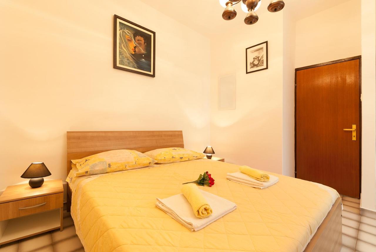 Weis Apartments Ровинь Номер фото